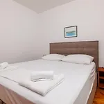 Lauschiges Nur 300 Meter Zum Mit Meerblick Und Kinderschaukel * Crikvenica