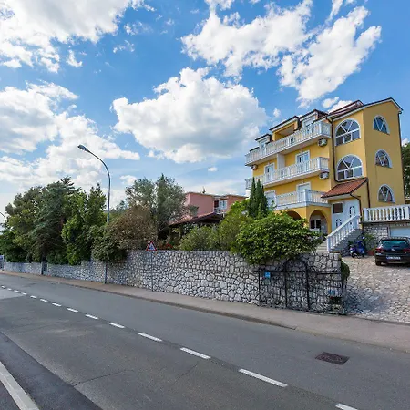 Lauschiges Nur 300 Meter Zum Mit Meerblick Und Kinderschaukel Apartament Crikvenica