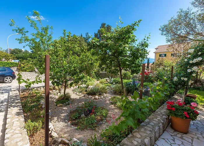 Lauschiges Nur 300 Meter Zum Mit Meerblick Und Kinderschaukel * Crikvenica