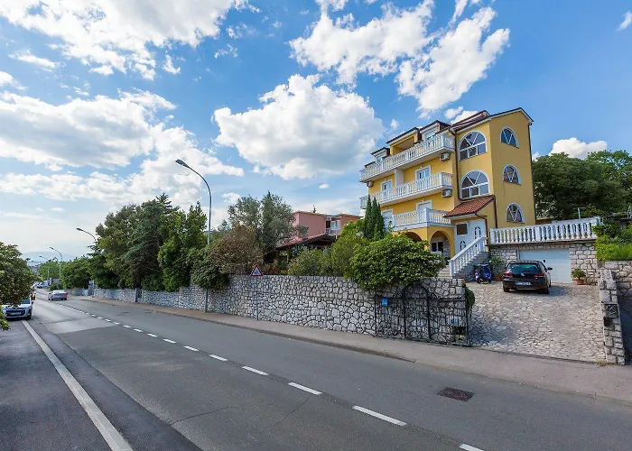 Lauschiges Nur 300 Meter Zum Mit Meerblick Und Kinderschaukel Appartamento Crikvenica